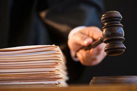 Bank əməkdaşını qadınla şantaj edən dəstənin cinayət işi: prokuror həbs edilən şəxslərə cəza istəyəcək