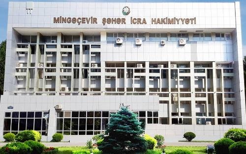 Qazi İcra Hakimiyyəti binasının qarşısında avtomobilini yandırdı