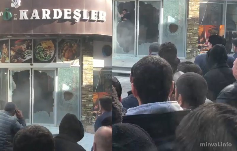 Bakıda məşhur restoranı darmadağın etdilər, şüşələrini qırdılar – VİDEO