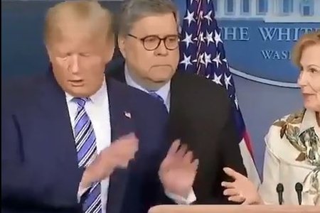 Tramp qızdırması olduğunu etiraf edən həkimdən dərhal uzaqlaşdı - VİDEO