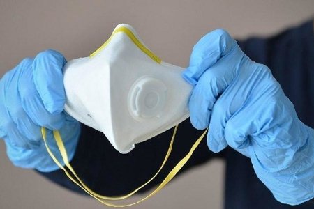 Türkiyəli professor: “Koronavirusdan qorunmaq üçün əlcək taxmaq yanlışdır”