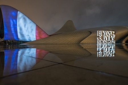 Fransa bayrağı Heydər Əliyev Mərkəzinin binası üzərində - FOTO