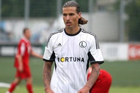 Serbiya millisinin futbolçusu evdən çıxdığı üçün 3 aylıq həbs edilib
