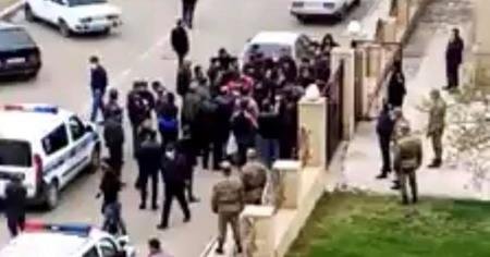 Gəncədə karantin rejimi pozuldu – Əhali Məşğulluq İdarəsinin qarşısına axın etdi – VİDEO