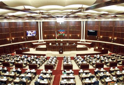 Deputatlar Baş nazirin hesabatını dinləyir - videoyazı vasitəsilə