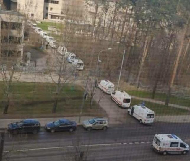 Moskva xəstəxanaları doldu: xəstələr həyətdə qaldı - Foto