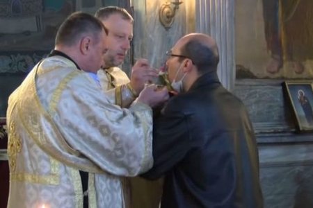 Koronavirusa baxmayaraq, yüzlərlə insan eyni qaşıqla su içdi - VİDEO