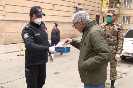 Xırdalanda polislər sakinlərə tibbi maskalar payladılar - FOTOLAR