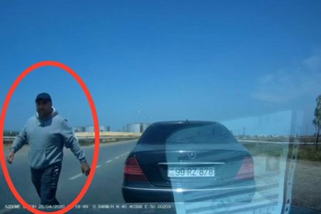 Bakıda ona yol verməyən şəxsi döyən sürücühaqda araşdırma başladı - VİDEO