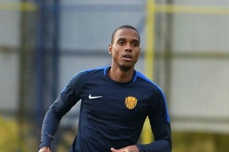 Daha bir futbolçu koronavirusa yoluxdu