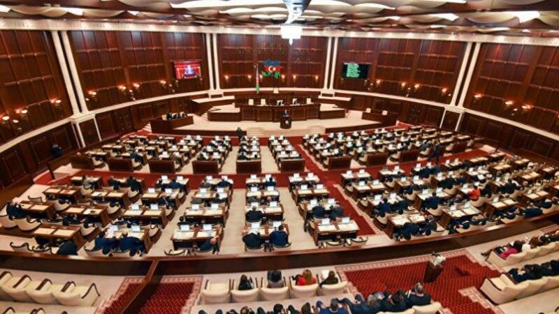 Milli Məclisin iclası başladı - 18 məsələyə baxılır