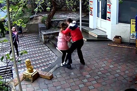 MMA döyüşçüsü maska taxmasını tələb edən qadını döydü - VİDEO