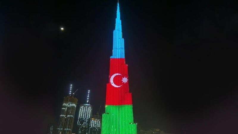 Azərbaycan bayrağı Dubayı bəzədi - VİDEO