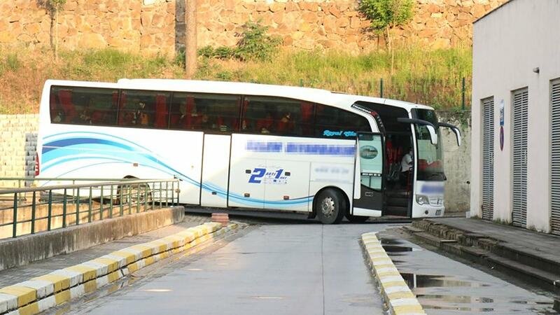 Polis sərnişinlə dolu avtobusu saxladı - Hamı xəstəxanaya aparıldı