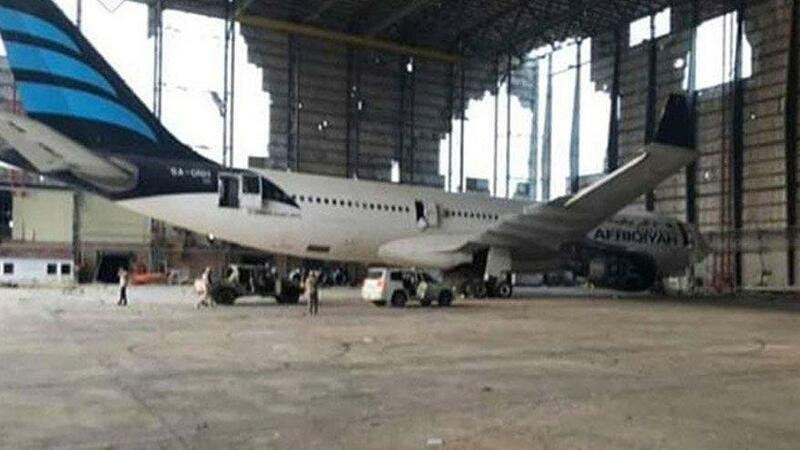 Döyüşlər şiddətləndi - Hərbçilər aeroportu ələ keçirdi