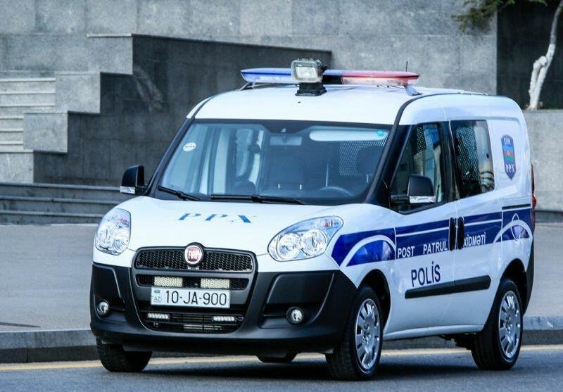 Polislərdən daha bir jest: Yemək paylarını ahıl qadına verdilər - VİDEO