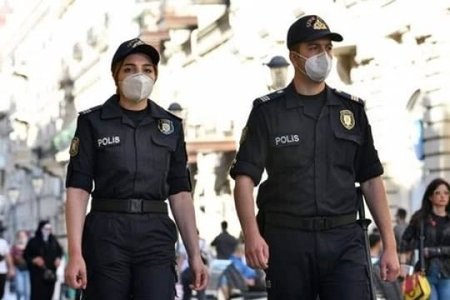 Bakıda polislərə dəstək: İnsanlar eyvanlara çıxıb, mahnı oxudular VİDEO