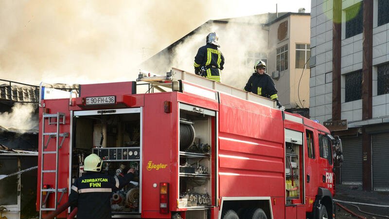 Bakıda çoxmərtəbəli binada yanğın - 12 nəfər TƏXLİYƏ EDİLDİ