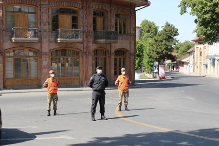 Polis Şəkidə sərt karantin rejiminə nəzarət edir FOTO