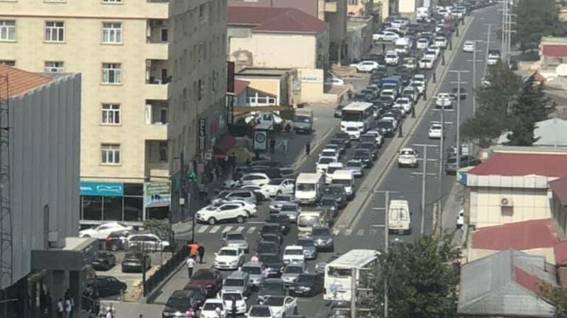 Bakıda "toy karvanı" tıxaca səbəb oldu - FOTO