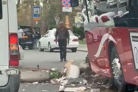 Bakıda sərnişin avtobusu qəzaya uğradı