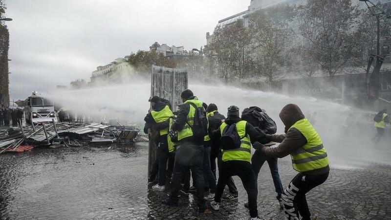 Fransada ara qarışdı - Həbs edilənlər var