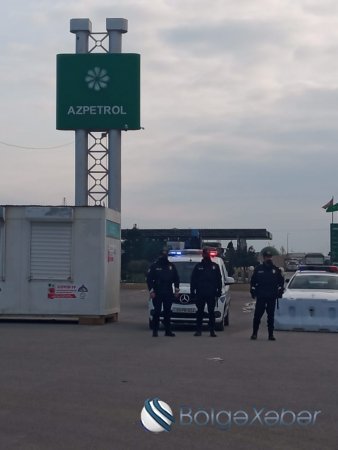 Polis əməkdaşları Bakı-Ələt postunda karantin rejiminə ciddi nəzarət edir-FOTO
