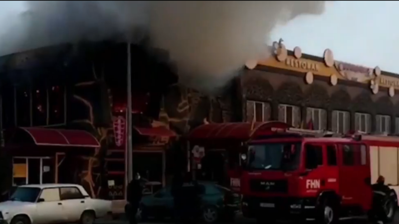 SON DƏQİQƏ: Bakıda məşhur restoran yanır - FOTO/VİDEO