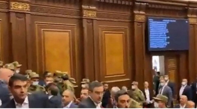 Ermənistan parlamentində Azərbaycan Prezidentinə görə dava düşdü – FOTO