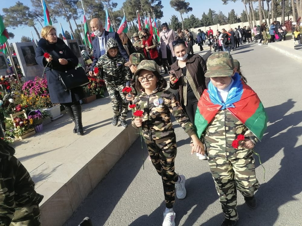 Şuşa məktəbliləri şəhidlərimizi anıblar FOTO VIDEO