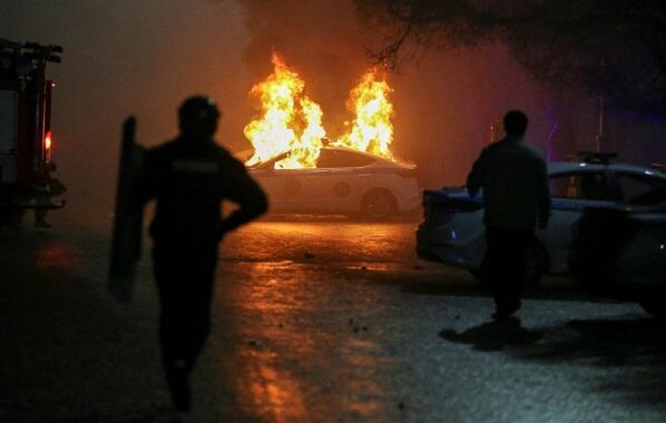 Almatıda polis binasına hücum: onlarla ölü var