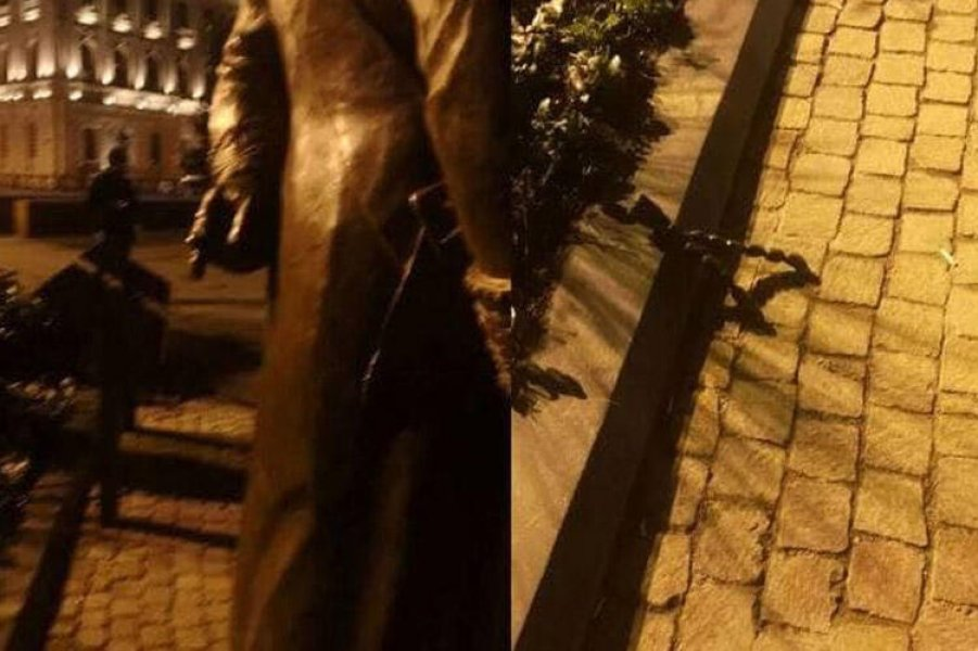 Hacı Zeynalabdin Tağıyevin heykəli zədələndi - FOTO