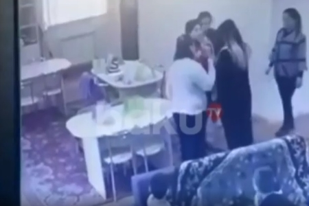 Bakıda uşaq bağçasında ŞOK OLAY: Valideyn müəlliməni belə döydü  - ANBAAN VİDEO