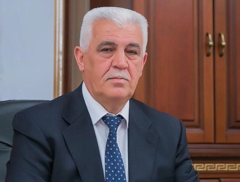 Rektor işə bir neçə nəfərin köməyilə gedib-gəlir - VİDEO