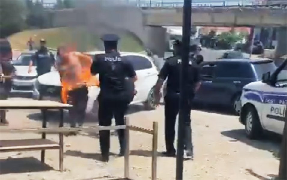 Sevgilisinə görə özünü polis bölməsinin önündə yandırdı
