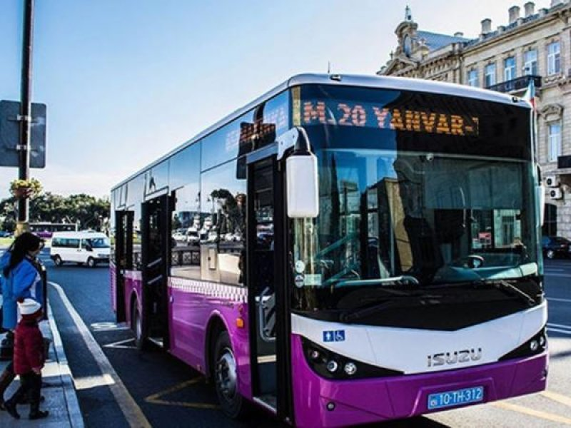 Sərnişinlərin NƏZƏRİNƏ: Bakıda bu avtobuslar tıxacda qaldı
