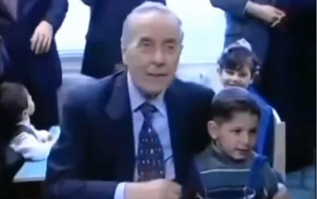 Heydər Əliyev onu öpüb qucaqladı - Şəhid Səbuhinin uşaqlıq videosu