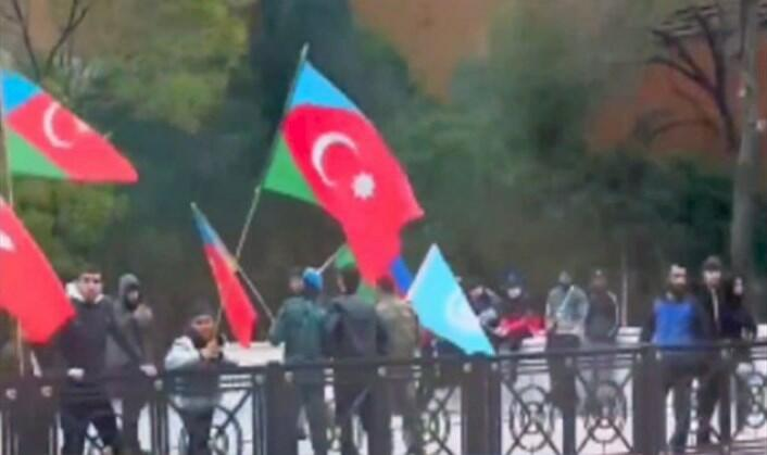 Güney Azərbaycanın bayrağı Bakı küçələrində