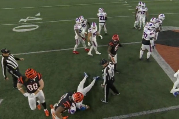 Amerikalı futbolçunun matç zamanı ürəyi dayandı - VİDEO