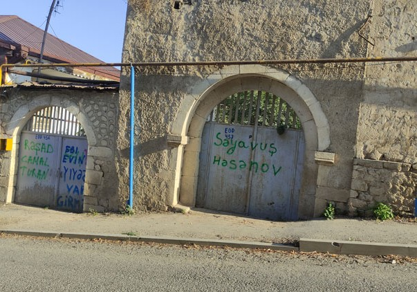 APA TV Şuşa qalasının dağıdılmış darvazaları haqda reportaj hazırlayıb