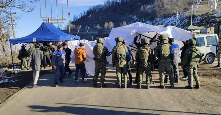 "Qarabağda yolun bu gün açılacağı barədə şayiələr yayılıb" - "Hraparak"