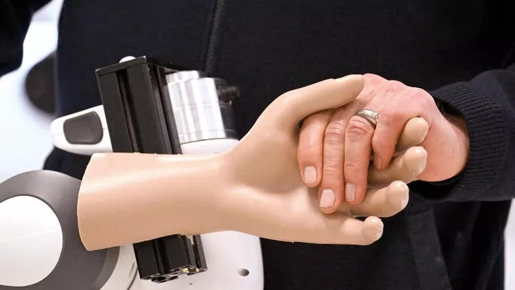 İnanılmaz YENİLİK - Bu şəxslərə robotlar baxacaq