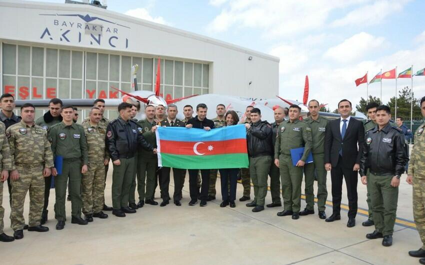 Selçuk Bayraktar hərbçilərimizə sertifikatlar təqdim etdi