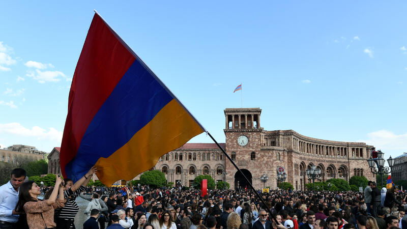 Etirazçılar hakimiyyətə bir saat vaxt verdi - Ermənistanda XAOS