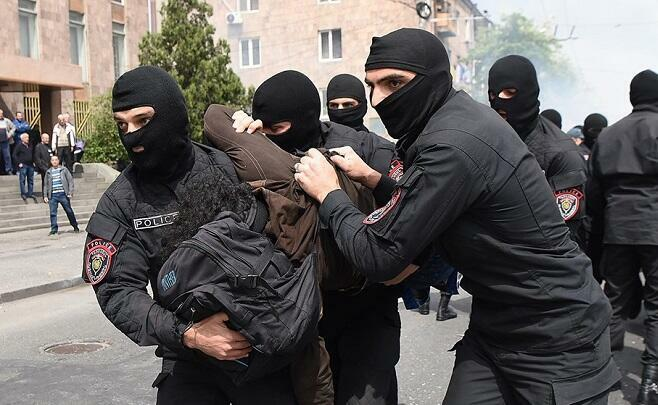 İRƏVANDA ŞOK: Azərbaycanlı ilə erməni polis dalaşdı