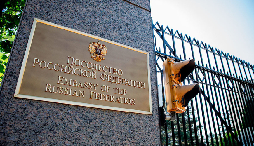 Rusiyanın ABŞ-dəki səfirliyinin qarşısına 2 çamadan qoyulub