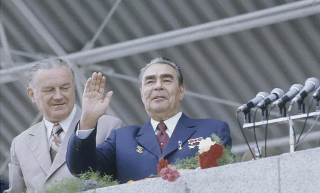 Brejnevin futbol sevgisi: O, Soçi-Moskva reysinin Kiyevə uçmasını niyə istəyib?