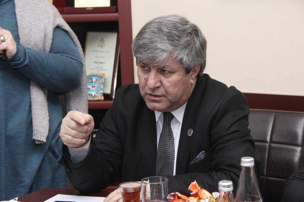 Əvəz Zeynallının məhkəməsində mübahisə: Xanımı zaldan çıxarıldı