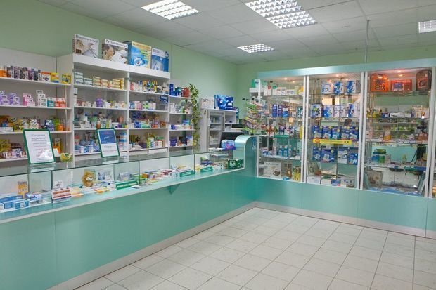 Azərbaycanda vəzifəli şəxs aptekə BASQIN ETDİ