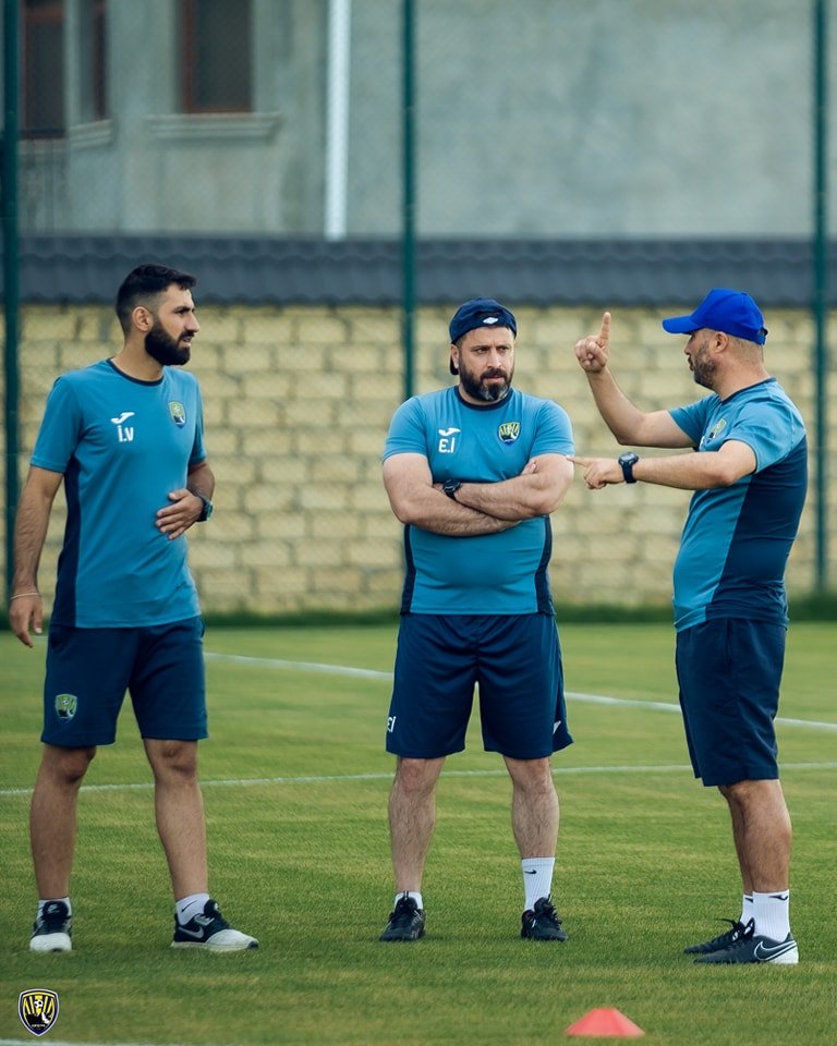 Baş məşqçi ilə “sağ əli” mübahisə etdi, yollar ayrıldı – Rəhbəri sayan var?